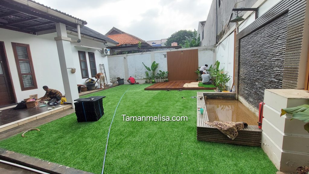 rumput sintetis swiss dengan drainase cell belakang rumah